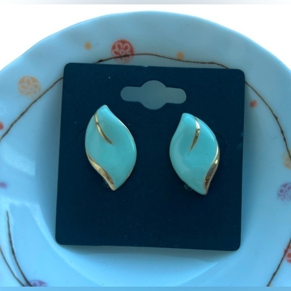 Vintage NAPIER Gold Tone Accent light blue Enameled Leaf Modern Pierced Earrings - Picture 3 of 6